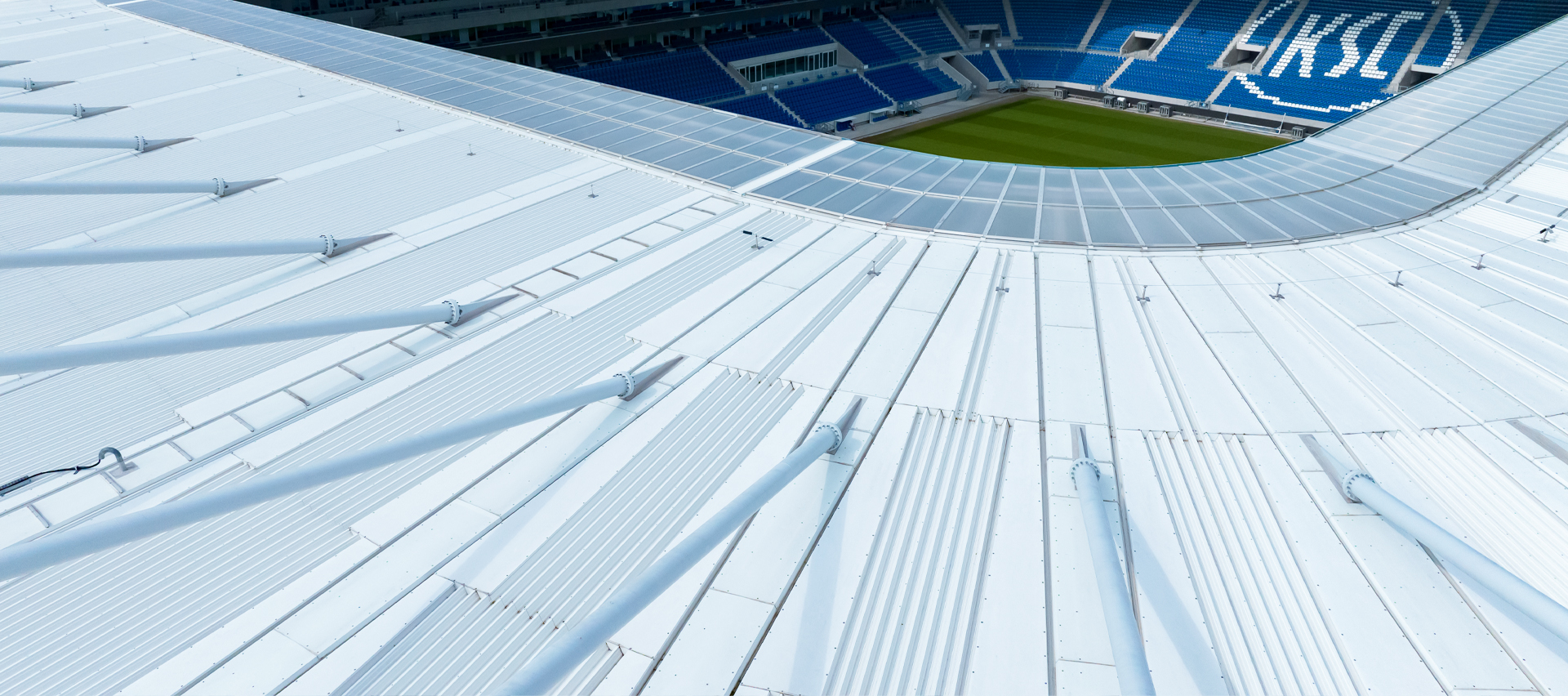 Modernes Dachsystem auf dem Wildparkstadion in Karlsruhe. Ein Detailbild von oben. 