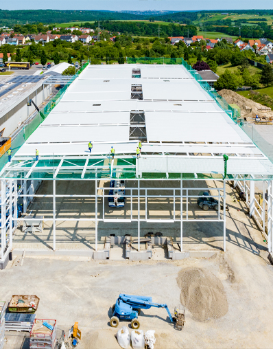 Kemmlit Industrie­halle Teil­schlüssel­fertig von vorne. Drohnenaufnahme vom laufenden Projekt.