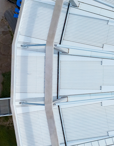 Modernes Dachsystem auf dem Wildparkstadion in Karlsruhe. von oben 